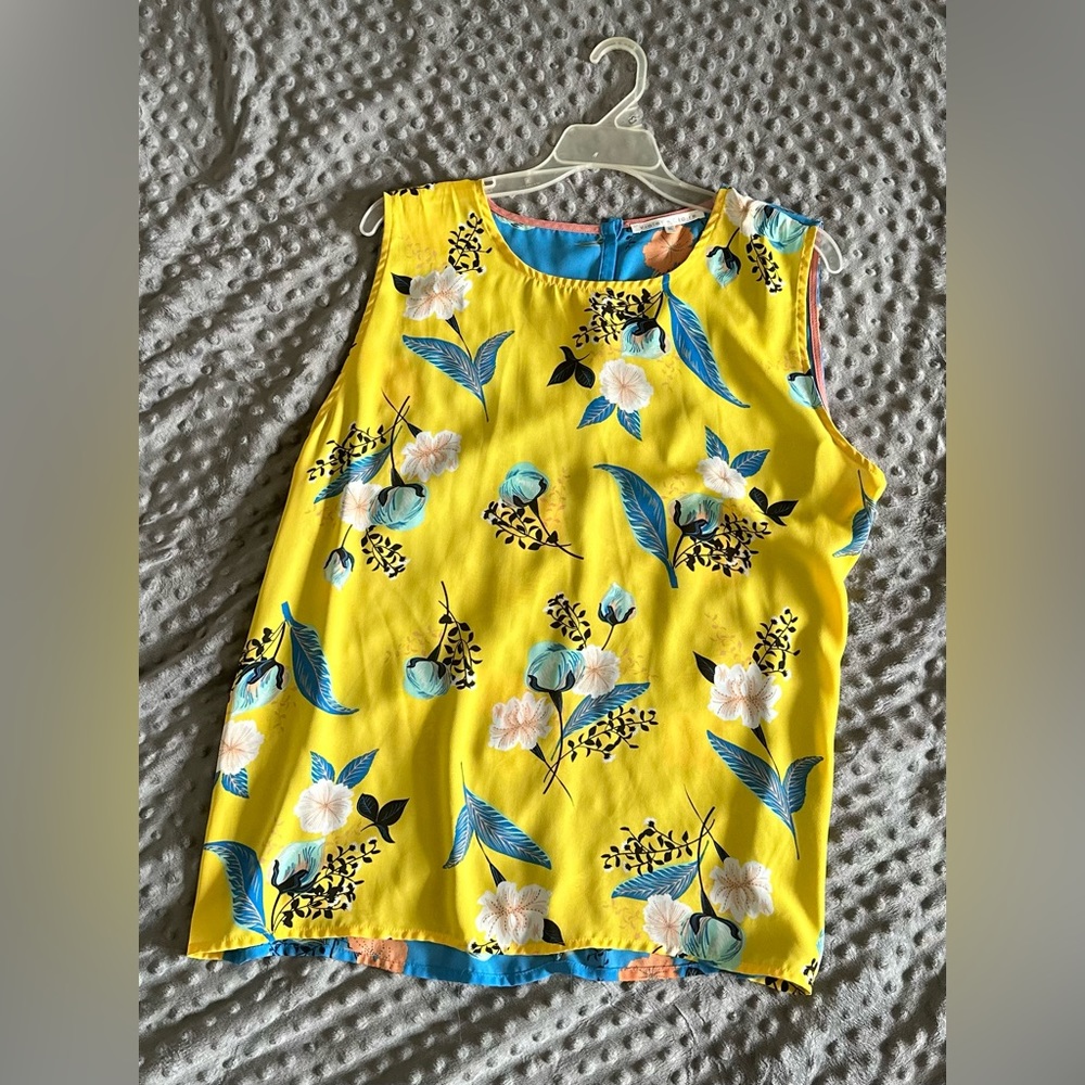 Unique sleeveless blouse!